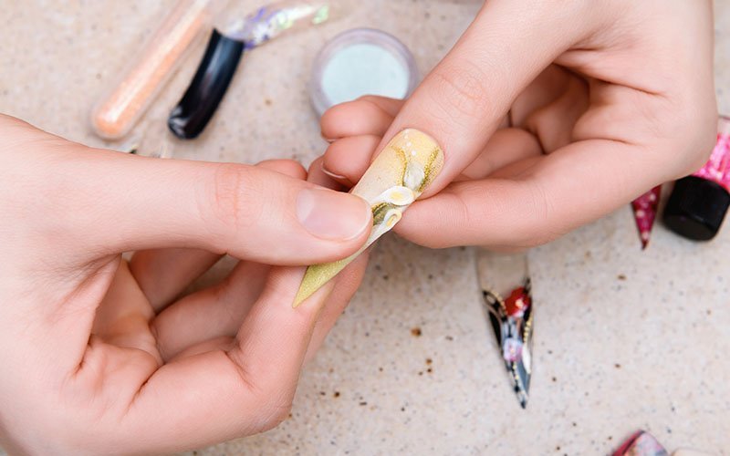 aprende a usar uñas artificiales